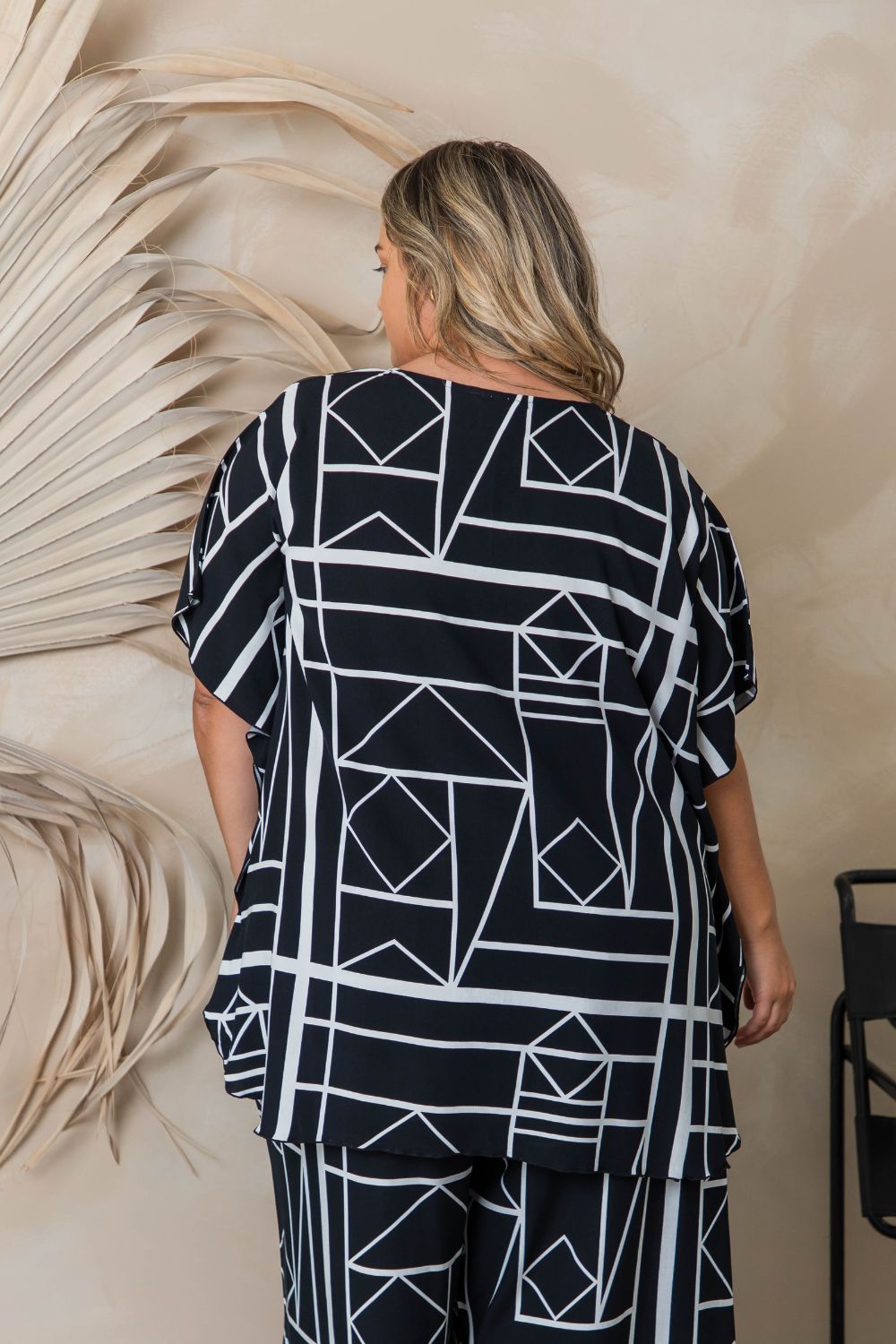 casual-summer-kaftan-top-black-white-resort-wear