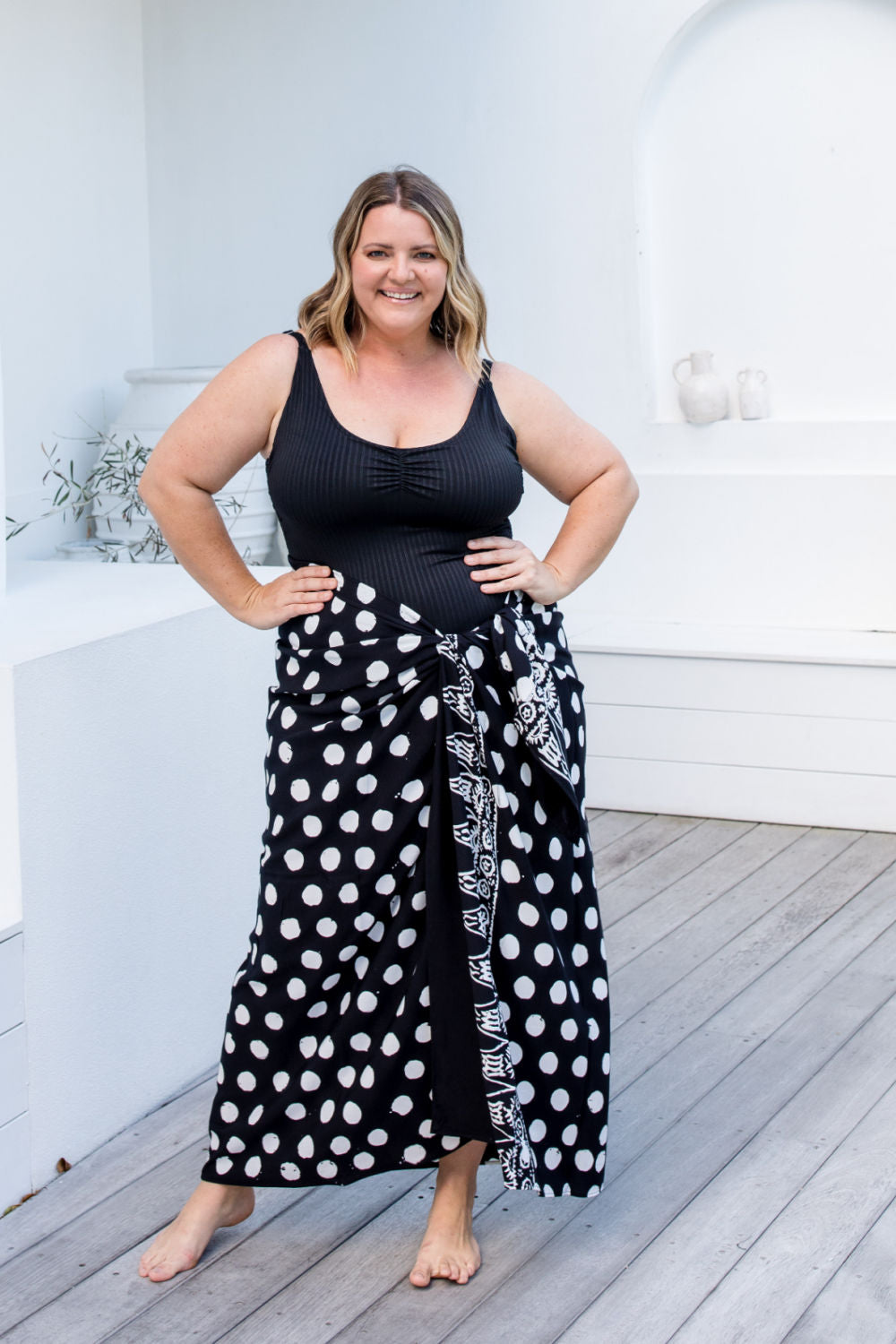 mens-extra-large-sarong-black-bone-polka-dot-fringeless