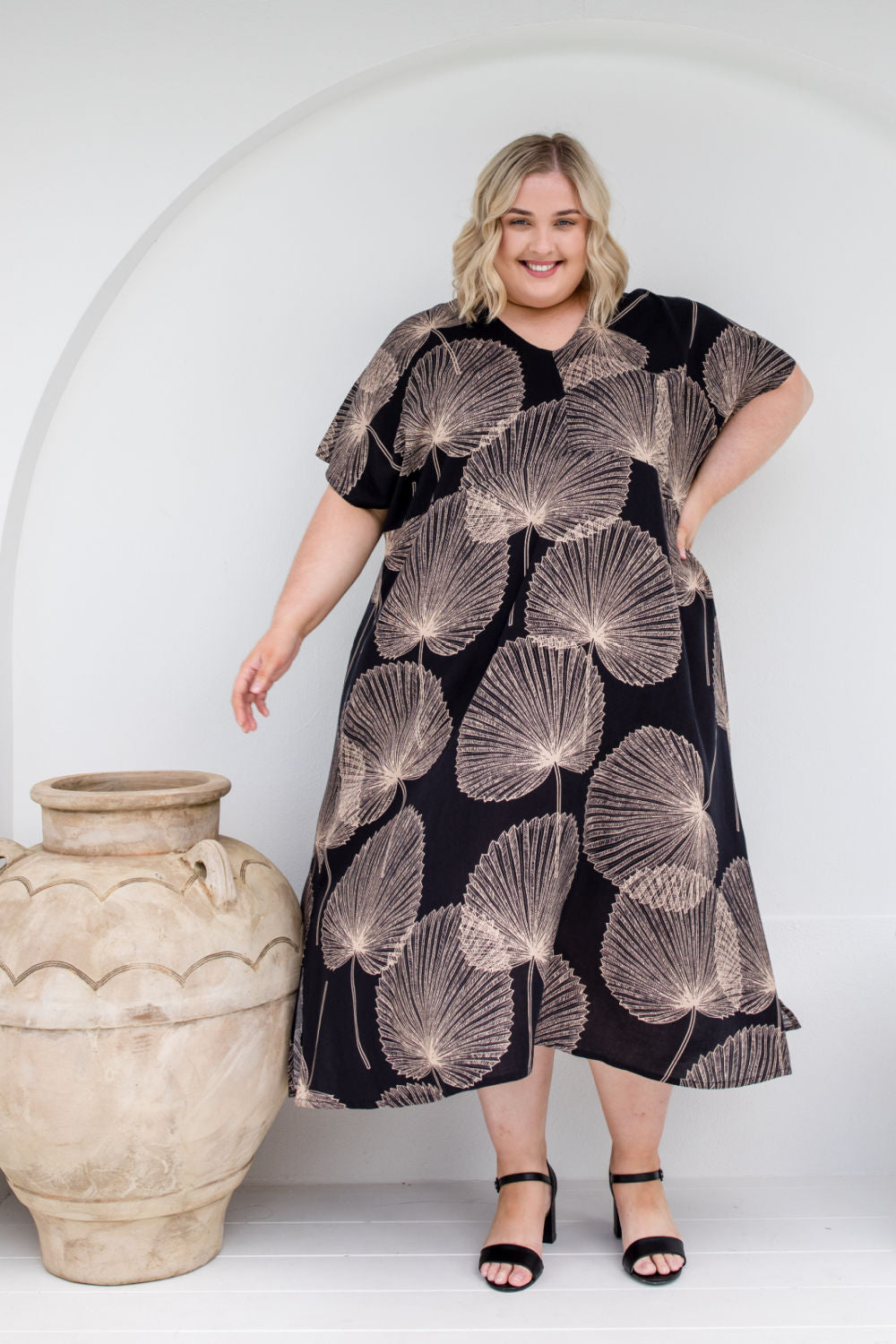Analyzing image     plus-size-long-summer-dress-black-cream-leaf-design