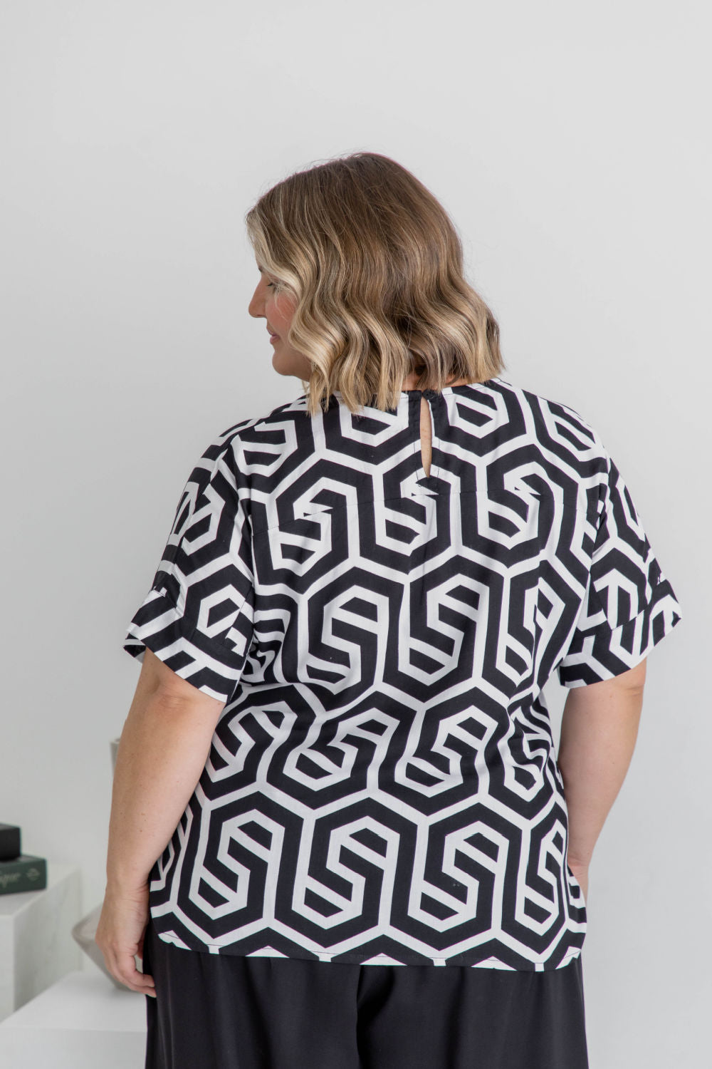plus-size-summer-blouse-top-black-white-geometric-print-design
