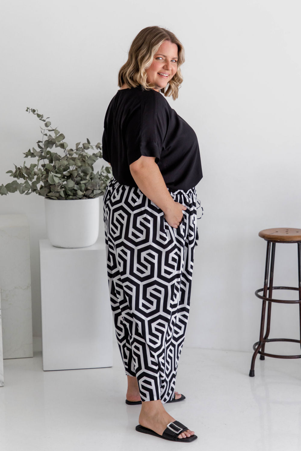plus-size-wide-leg-relaxed-fit-pants-black-white-geometric-print-design