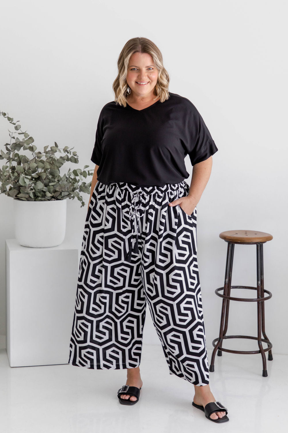 wide-leg-long-pants-black-white-geometric-print-design