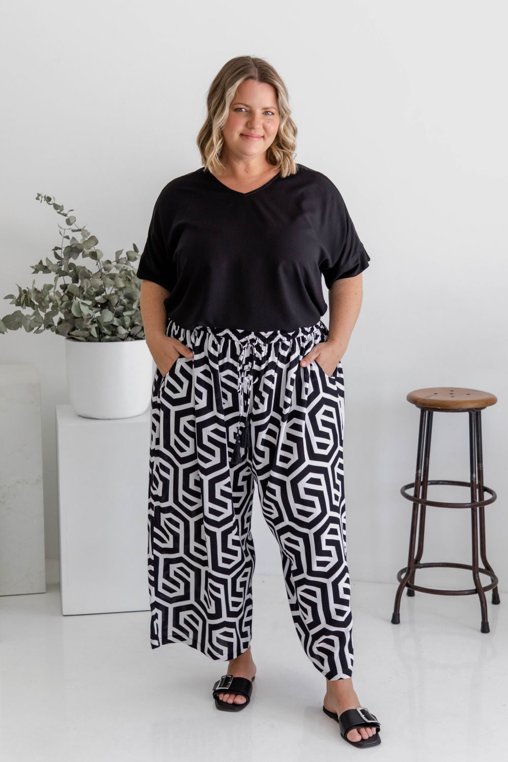 wide-leg-relaxed-fit-pants-black-white-geometric-print-design