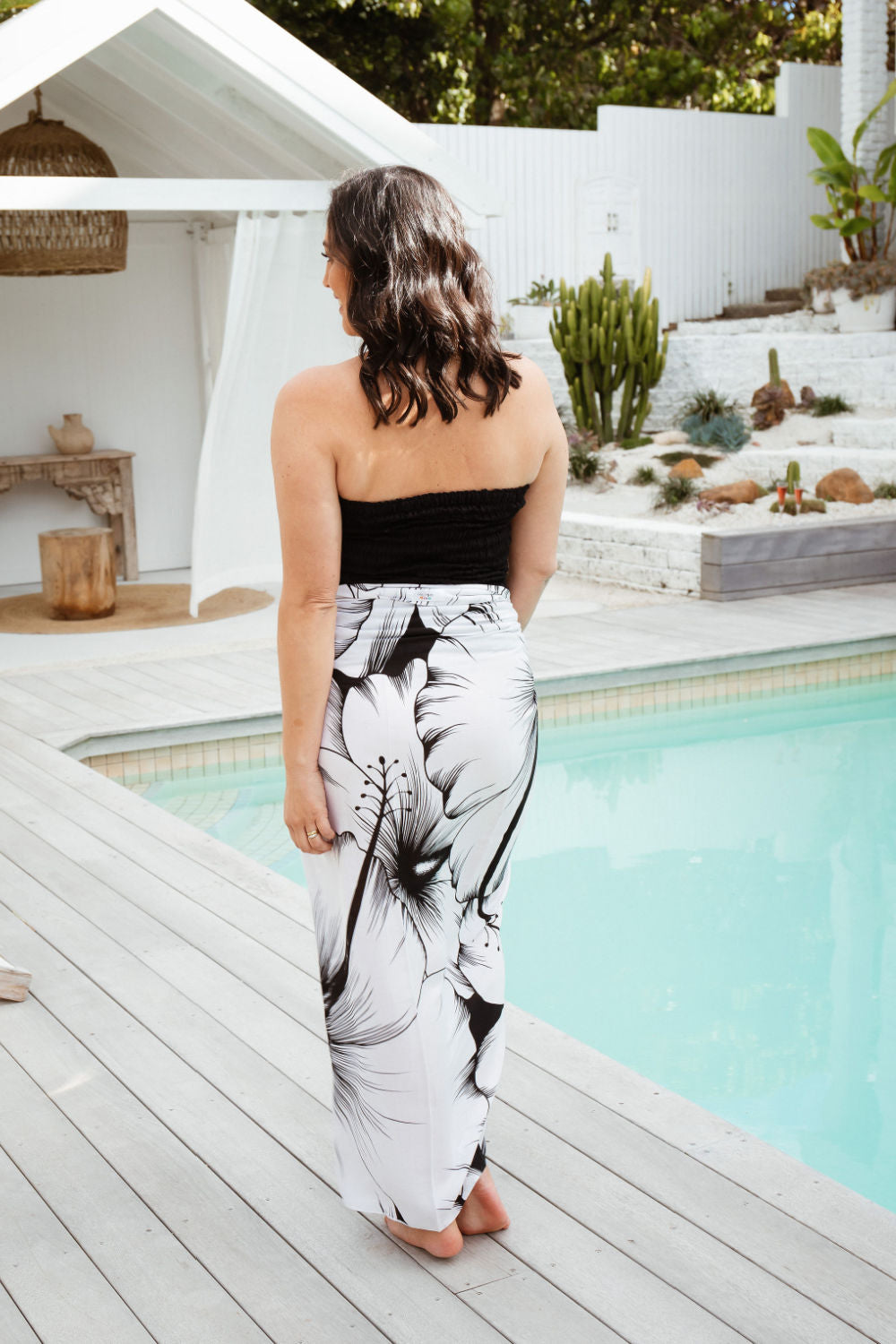 large-sarong-white-black-hibiscus-print