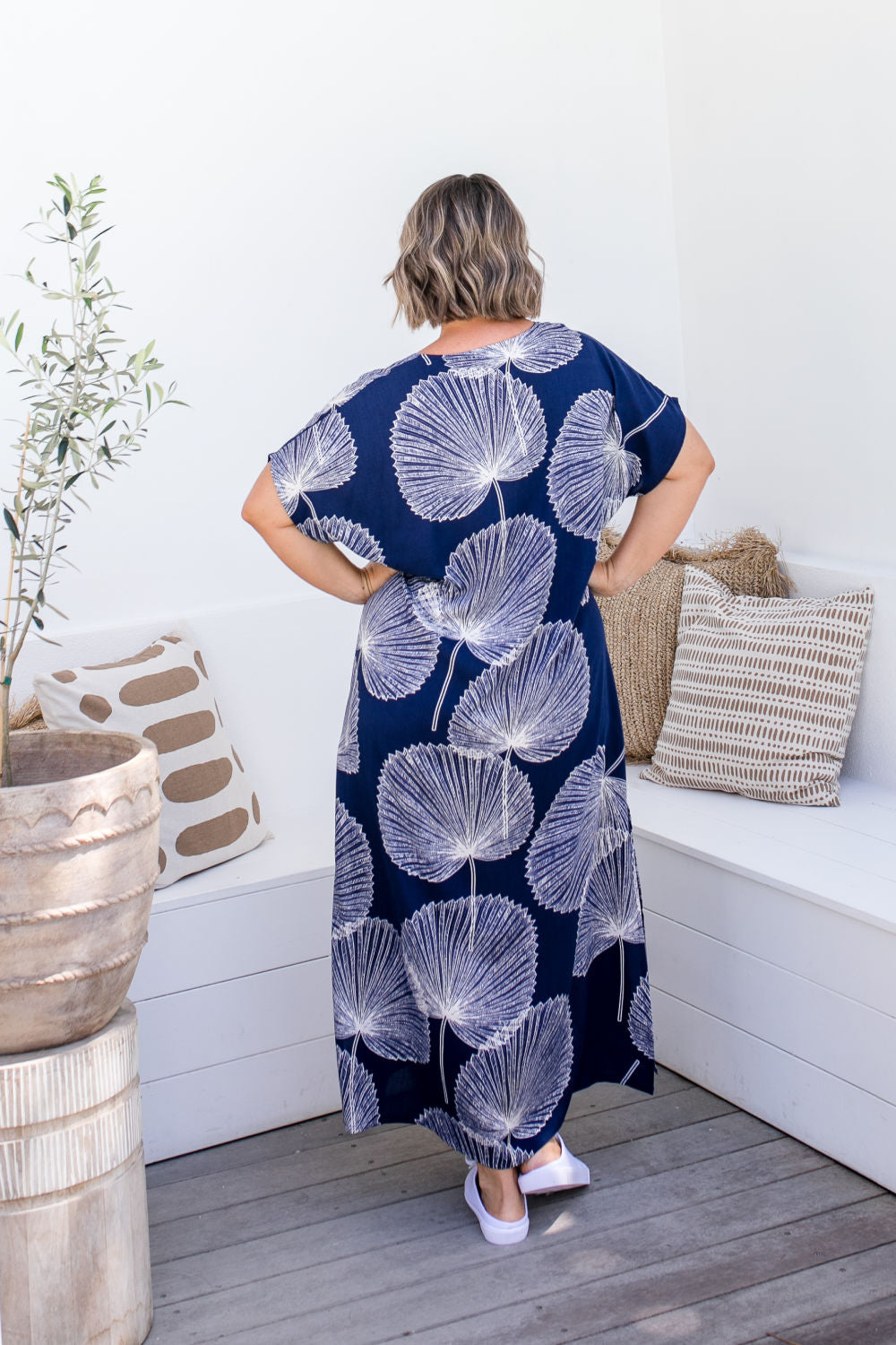 resort-style-plus-size-long-kaftan-dress-blue-white-fan-print