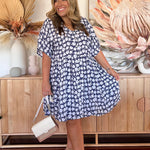 short-summer-dress-blue-white-daisy-bump-friendly