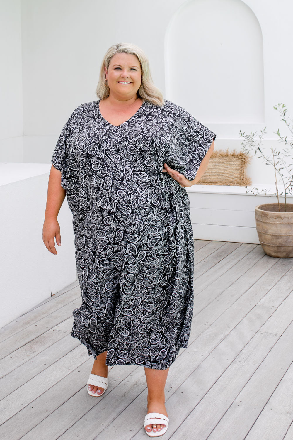 womens-long-kaftan-dress-plus-size-paisley-print-black-grey-white-resort-wear