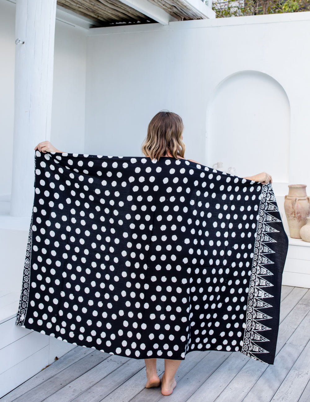    extra-large-sarong-black-bone-polka-dot-fringeless