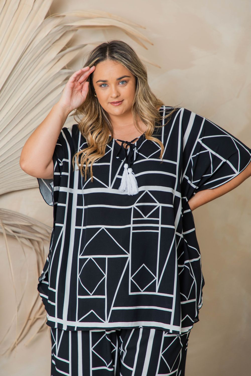 kaftan-top-black-white-plus-size