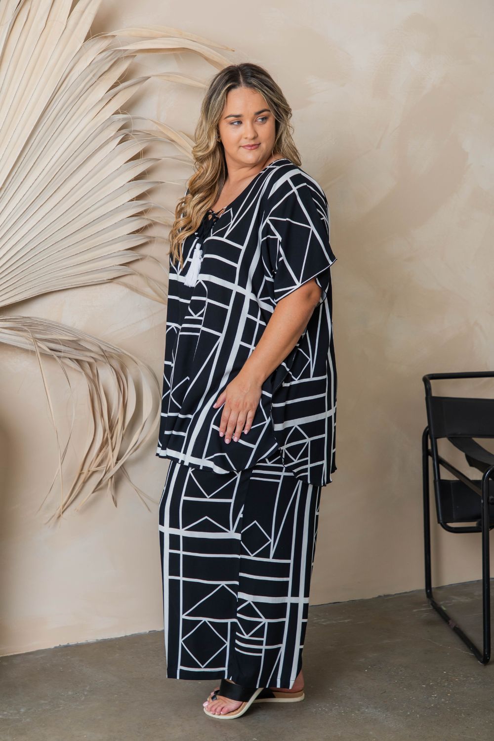 outfit-set-wide-leg-pants-kaftan-top-black-white-relaxed-style