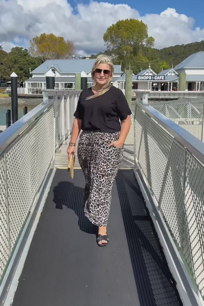 Outfit-set-black-top-relaxed-fit-leopard-pants