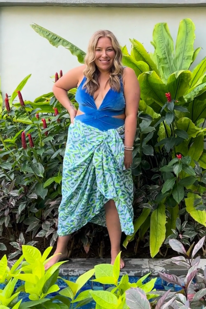 beach-sarong-blue-green-white-abstract-geometric-design-video