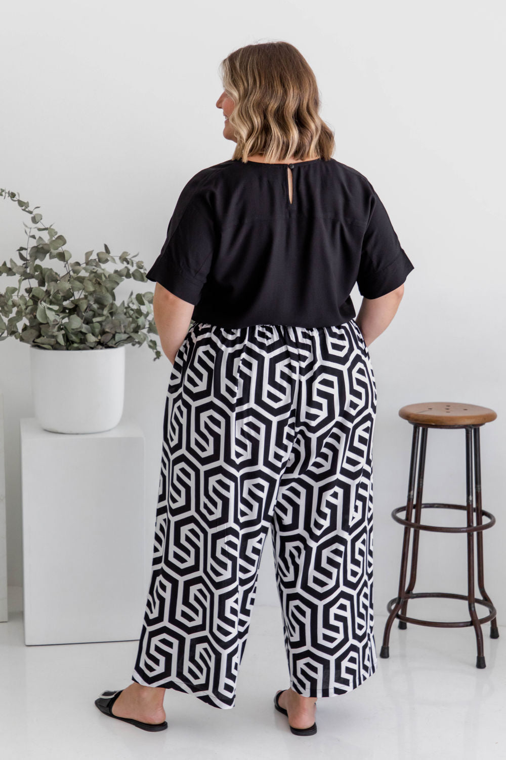 relaxed-fit-resort-style-pants-black-white-geometric-print-design