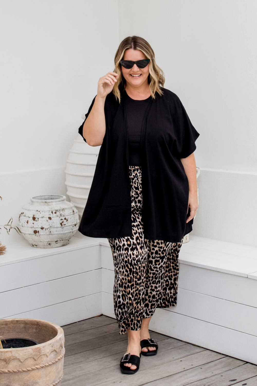 set-black-short-kimono-with-wide-leg-pants-leopard-print