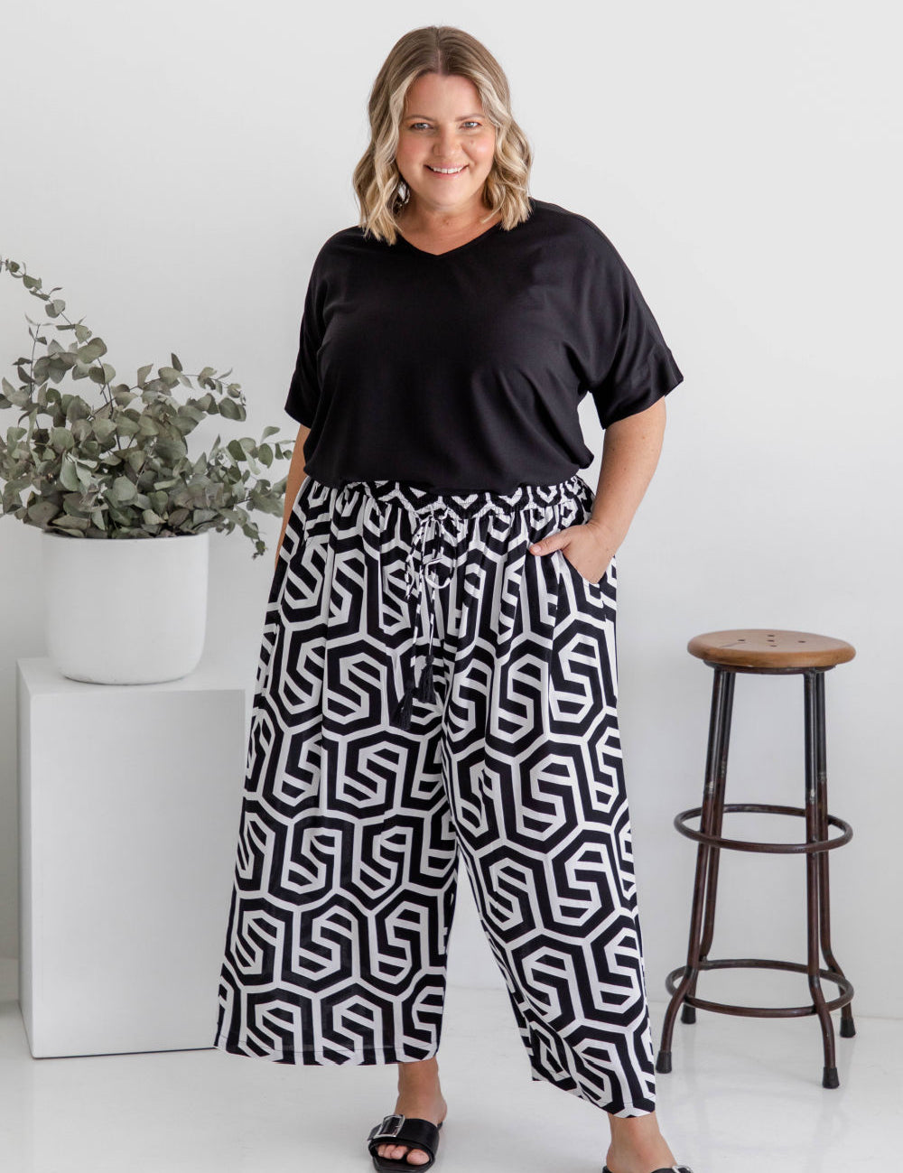 wide-leg-long-pants-black-white-geometric-print-design