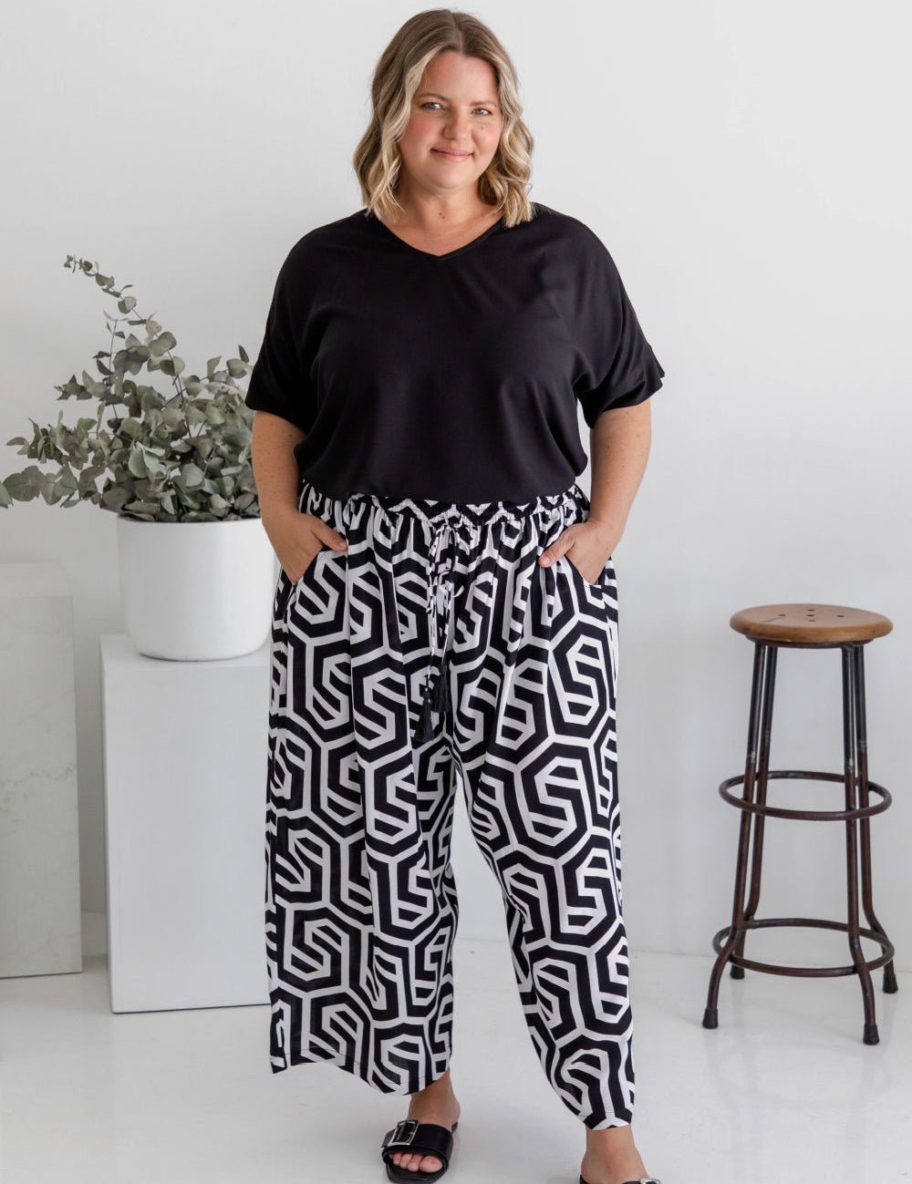 wide-leg-relaxed-fit-pants-black-white-geometric-print-design