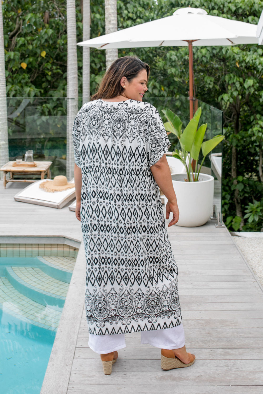    kimono-duster-jacket-black-white-diamond-geometric-print-back