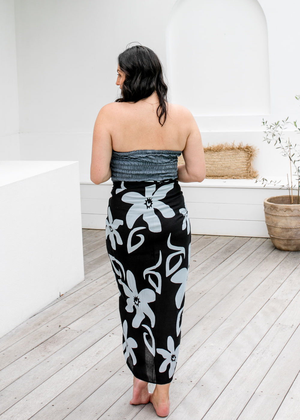    large-beach-sarong-black-grey-floral