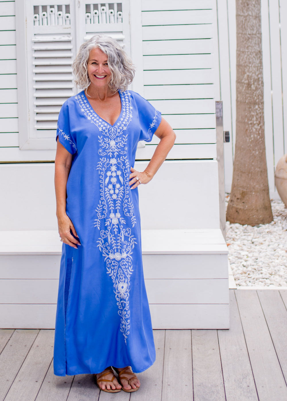    long-kaftan-dress-blue-white-embroidery