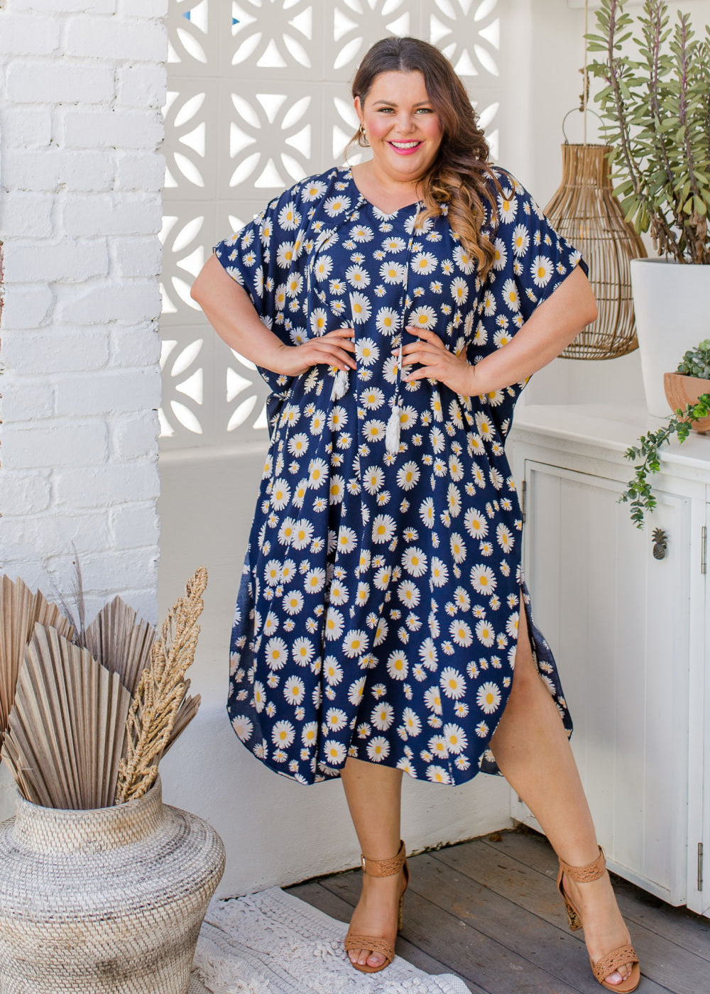 Blaues langes Kaftankleid mit Sonnenblumen