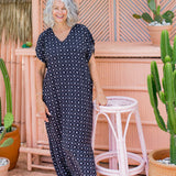 Petite – Maxikleid mit geometrischem Print - Schwarz