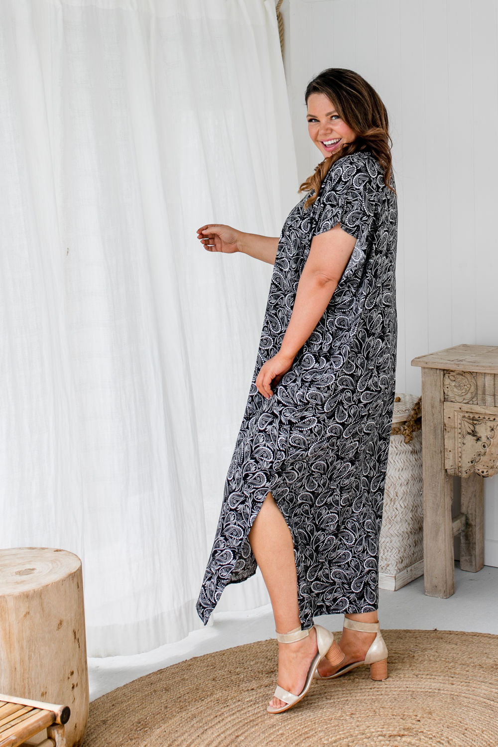    plus-size-maxi-kaftan-dress-paisley-black-white-grey