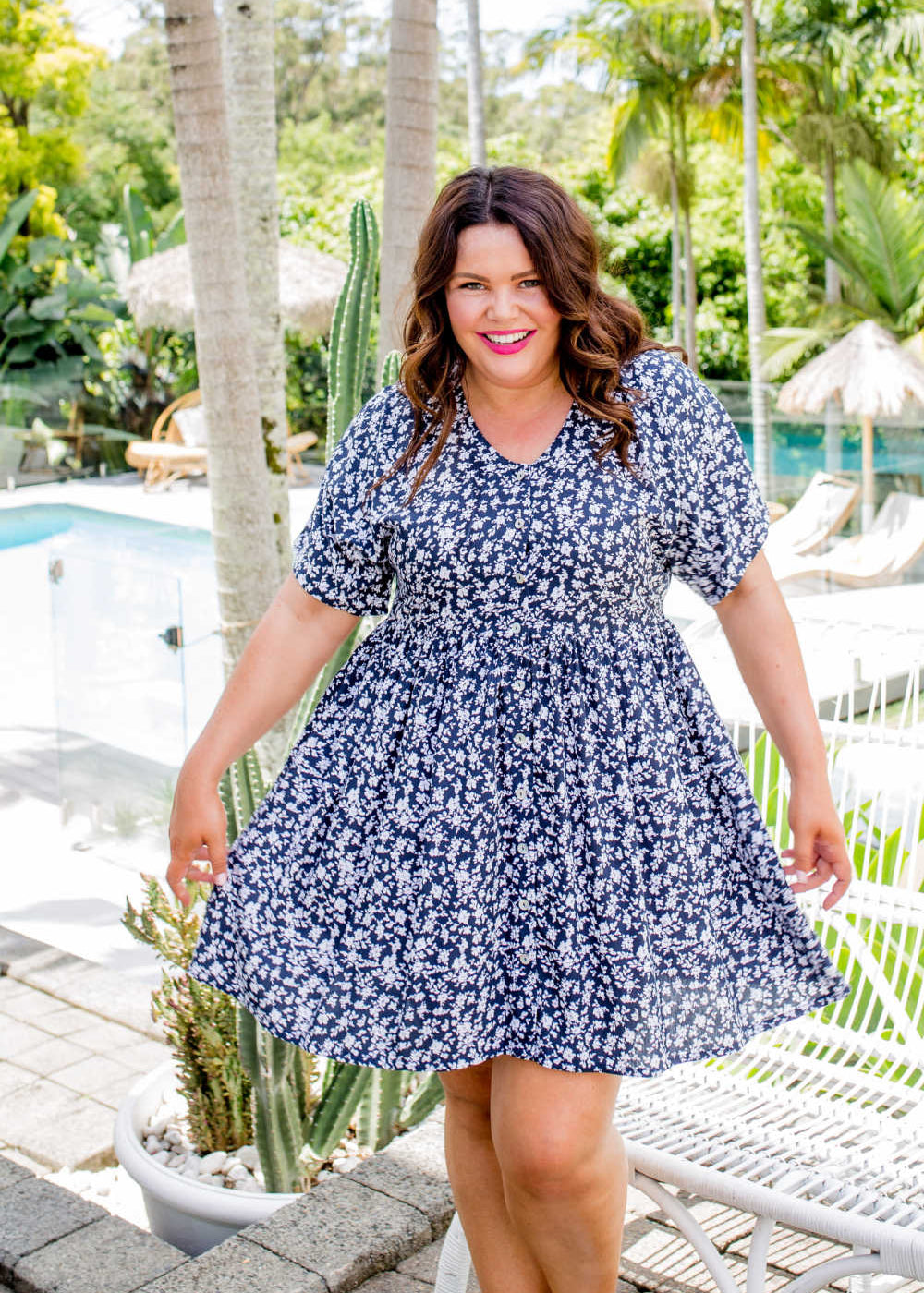 short-plus-size-summer-dress-blue-white-floral-design