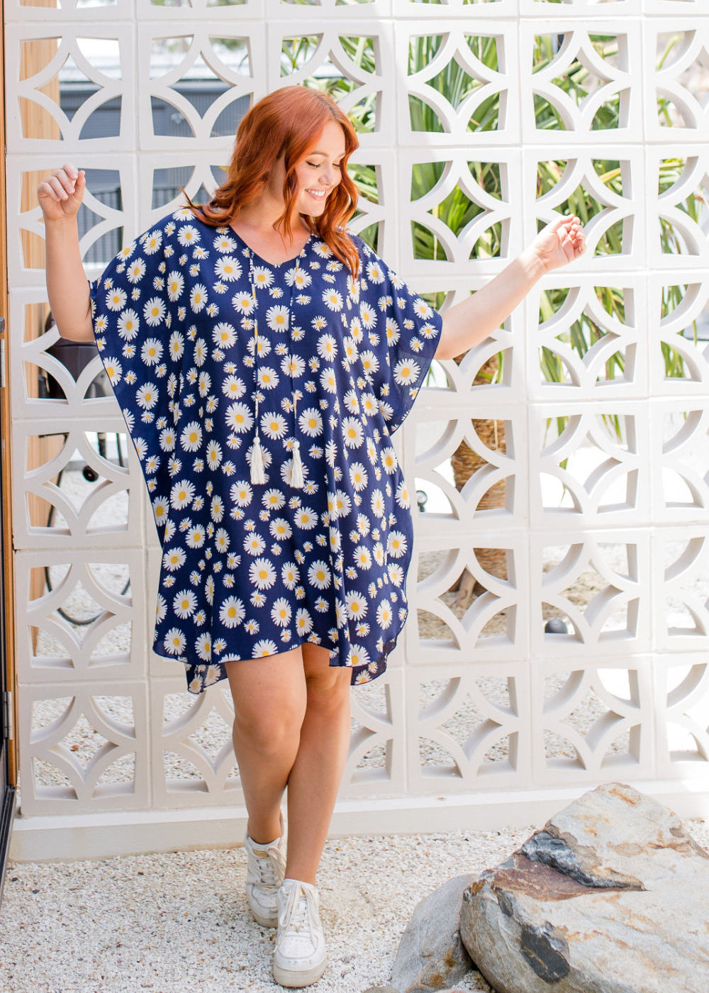 Blaues kurzes Kaftankleid mit Sonnenblumen