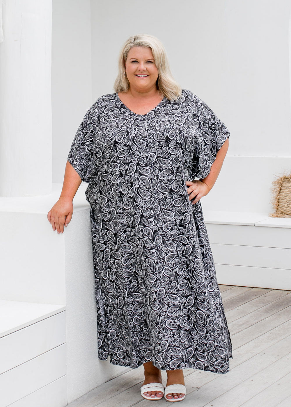    womens-maxi-kaftan-dress-plus-size-resort-wear-paisley-print-black-grey-white